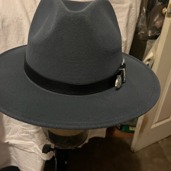 Gray Hat one size feat all look very nice with whatever you wear - Picture 6 of 6